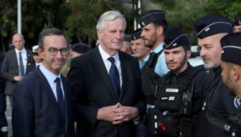 Immigration : cette mesure de l'extrême droite envisagée par Barnier, farouchement rejetée par les macronistes