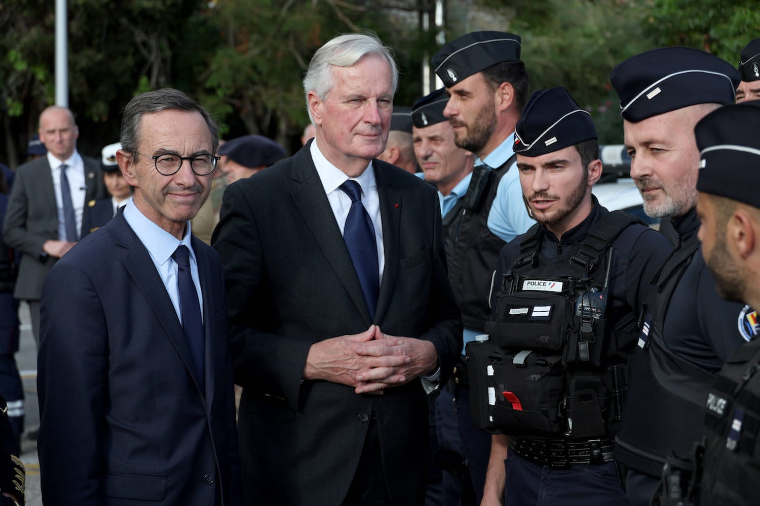 Immigration : cette mesure de l'extrême droite envisagée par Barnier, farouchement rejetée par les macronistes