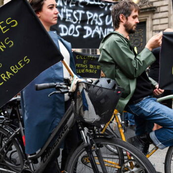 Cycliste tué à Paris : plusieurs centaines de personnes, dont la mère de la victime, ont manifesté dans l’émotion à Paris, Nantes ou Nice