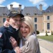 Harold Terens, vétéran américain de la Seconde Guerre mondiale âgé de 100 ans, et sa fiancée Jeanne Swerlin, âgée de 96 ans, posent devant leur logement, le château de Villers-Bocage, en France, le 5 juin 2024