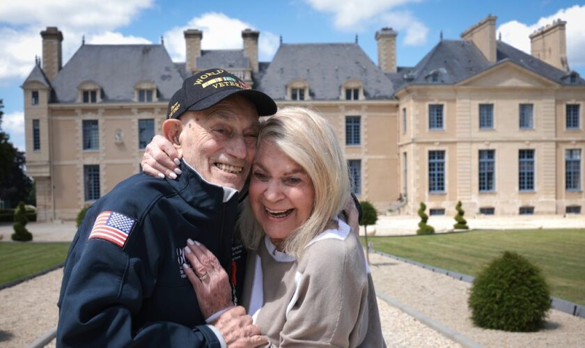 Harold Terens, vétéran américain de la Seconde Guerre mondiale âgé de 100 ans, et sa fiancée Jeanne Swerlin, âgée de 96 ans, posent devant leur logement, le château de Villers-Bocage, en France, le 5 juin 2024