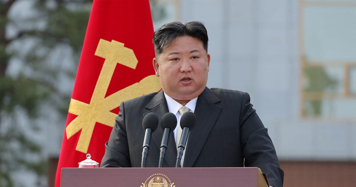 Le dirigeant nord-coréen, Kim Jong-un, le 21 mai 2024, prononçant un discours à l'école centrale de formation des cadres du Parti du travail de Corée, à Pyongyang.