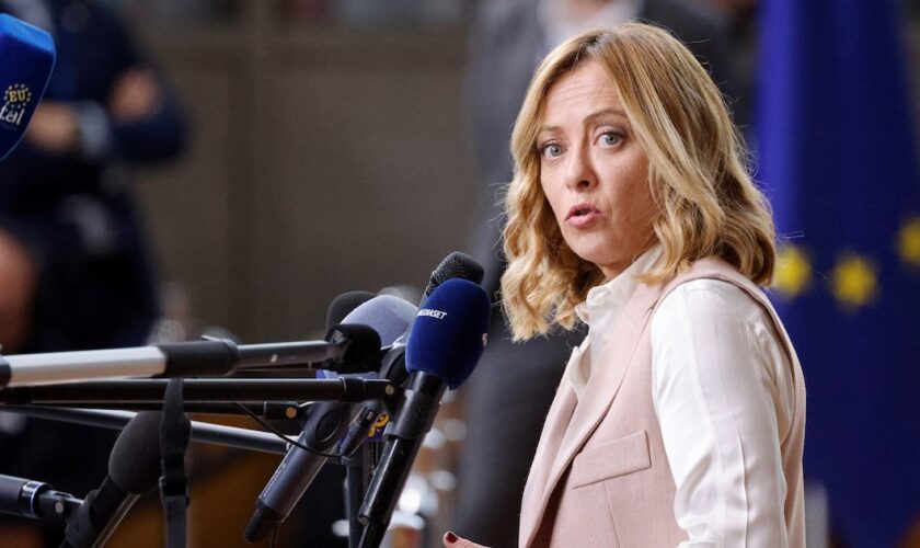 La Première ministre italienne Giorgia Meloni répond aux questions des journalistes à Bruxelles le 16 octobre 2024