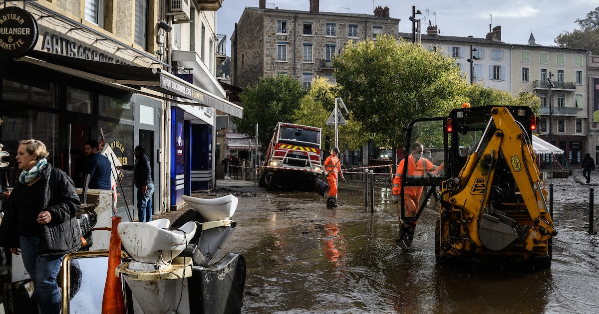 Workers clear mud from the street, in Annonay, central France, on October 18, 2024, the day after the city was stuck by floods.Des agents nettoyent les rues d'Annonay, en Ardèche, au lendemain des inondations qui ont frappé la ville, le 18 octobre 2024