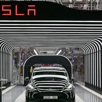 Le modèle Y de Tesla dans l'usine de Grünheide, près de Berlin, le 22 mars 2022