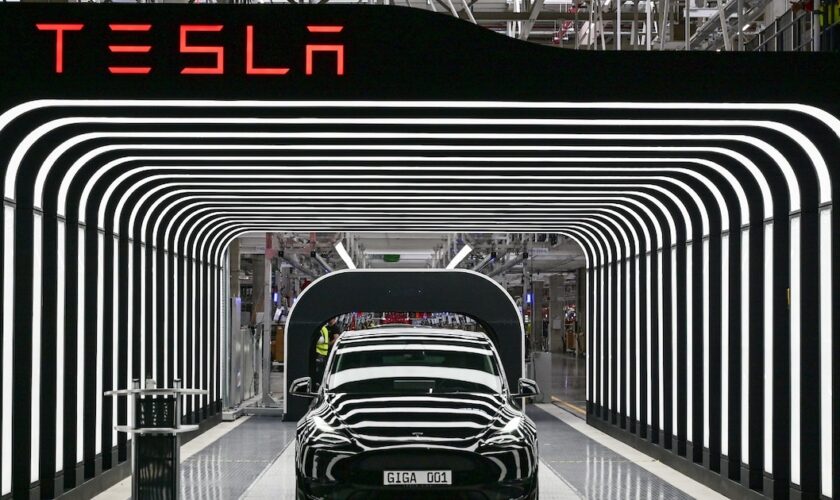 Le modèle Y de Tesla dans l'usine de Grünheide, près de Berlin, le 22 mars 2022