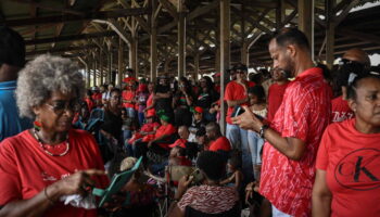 En Martinique, des milliers de manifestants vêtus de rouge poursuivent le mouvement contre la vie chère