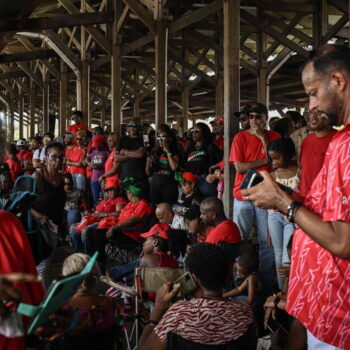 En Martinique, des milliers de manifestants vêtus de rouge poursuivent le mouvement contre la vie chère