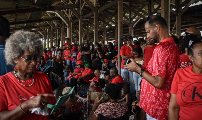 En Martinique, des milliers de manifestants vêtus de rouge poursuivent le mouvement contre la vie chère