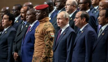 Le président russe Vladimir Poutine entouré de dirigeants africains au sommet Russie-Afrique de Saint-Pétersbourg le 28 juillet 2023