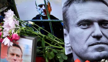 Des fleurs déposées autour de portraits de l'opposant russe Alexeï Navalny, mort en prison, le 23 février 2024 à Francfort, en Allemagne