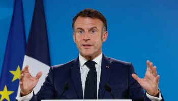 Le président français Emmanuel Macron s'exprime lors d'une conférence de presse après un sommet européen à Bruxelles le 17 octobre 2024.