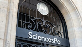 7 octobre : à Sciences Po, le recueillement se fait une place discrète au milieu de l’hystérie militante