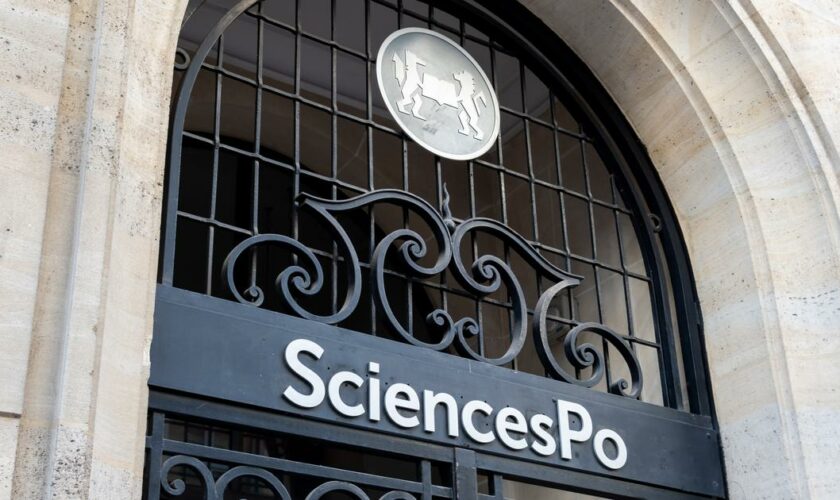 7 octobre : à Sciences Po, le recueillement se fait une place discrète au milieu de l’hystérie militante