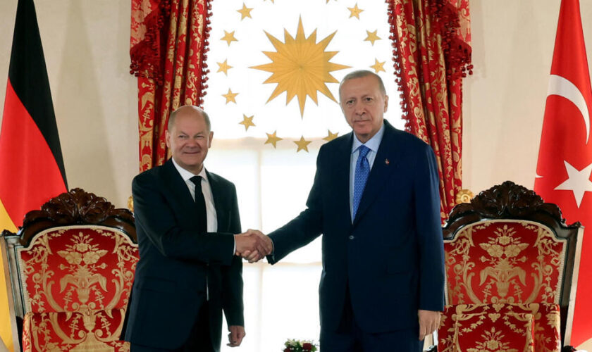 À Istanbul, Recep Tayyip Erdogan salue les "efforts" de son "cher ami" Olaf Scholz