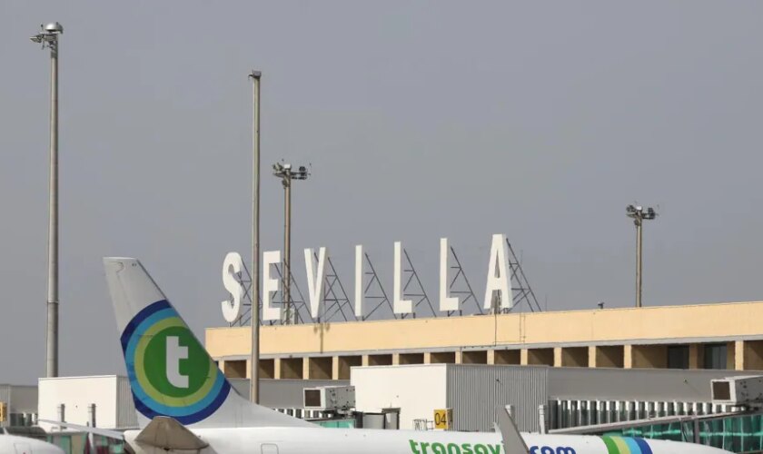 Aena licita las obras de la cubierta de la terminal del Aeropuerto de Sevilla