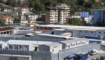 Albania devuelve a 12 inmigrantes a Italia tras la sentencia judicial que invalida su detención en territorio albanés