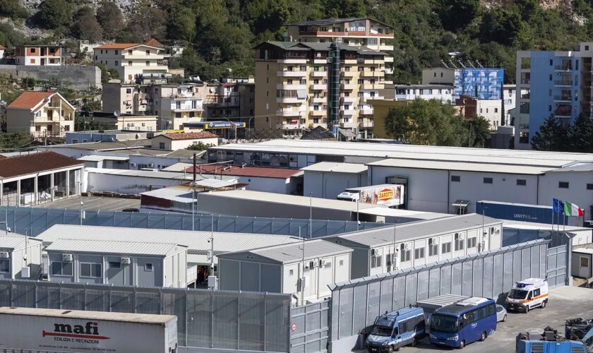 Albania devuelve a 12 inmigrantes a Italia tras la sentencia judicial que invalida su detención en territorio albanés