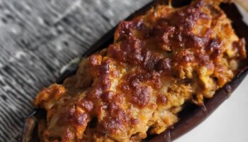 Berenjena rellena de atún, tomate y yogurt