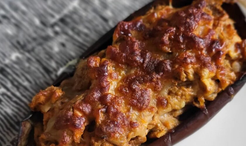 Berenjena rellena de atún, tomate y yogurt