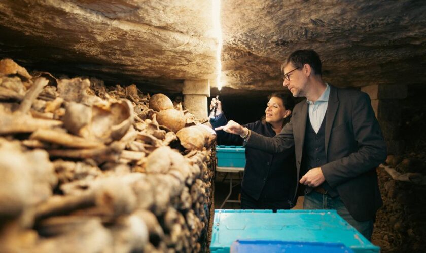 Ces restaurateurs et chercheurs au chevet des morts des catacombes de Paris