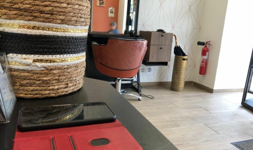 Dans les Yvelines, les salons de beauté et de coiffure cibles de vols en série : « Depuis, on ferme la porte »