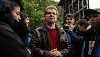 Demo in Berlin: Als der SPD-Politiker Ralf Stegner von den Russlandfreunden ausgebuht wird