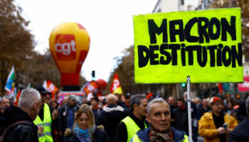 Destitution d’Emmanuel Macron : la commission des lois rejette massivement la proposition de LFI