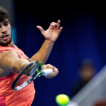 Dónde ver en televisión y online a Carlos Alcaraz y a qué hora juega contra Daniil Medvedev la semifinal del Open de China