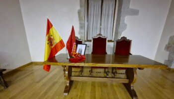 EH Bildu coloca una bandera de España del 'todo a 100' junto a la foto del Rey para burlar la sentencia de un tribunal navarro