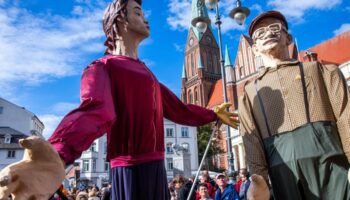 Mit einem ökumenischen Gottesdienst im Dom und einem Staatsakt im Mecklenburgischen Staatstheater werden die Feiern zum Tag der