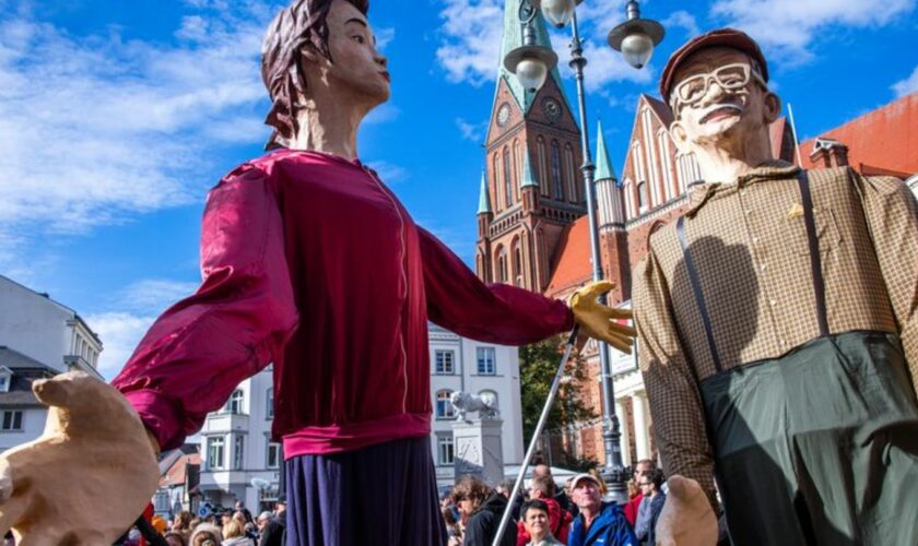 Mit einem ökumenischen Gottesdienst im Dom und einem Staatsakt im Mecklenburgischen Staatstheater werden die Feiern zum Tag der