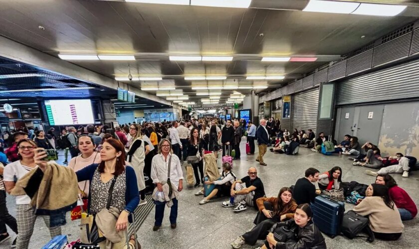 El descarrilamiento de un tren desconecta Chamartín de la alta velocidad al Este y aboca a "al menos dos o tres días difíciles" en Atocha