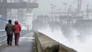 El impacto del huracán Kirk trae precipitaciones con rachas muy fuertes de viento a la Península y Baleares