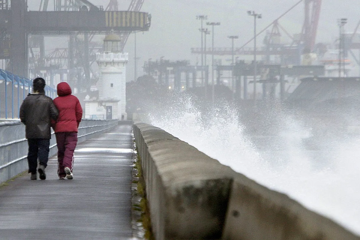 El impacto del huracán Kirk trae precipitaciones con rachas muy fuertes de viento a la Península y Baleares