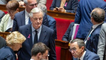 Face au risque de censure, comment Michel Barnier cherche à amadouer les oppositions