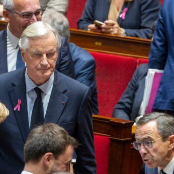 Face au risque de censure, comment Michel Barnier cherche à amadouer les oppositions