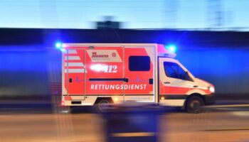 Mit schweren Verletzungen wurde der 71-Jährige ins Krankenhaus gebracht. (Symbolbild) Foto: Boris Roessler/dpa