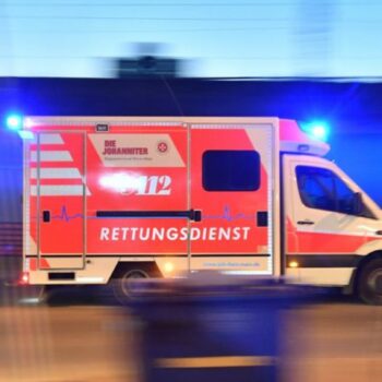 Mit schweren Verletzungen wurde der 71-Jährige ins Krankenhaus gebracht. (Symbolbild) Foto: Boris Roessler/dpa