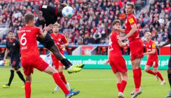 Bayer Leverkusen verspielt gegen Holstein Kiel einen 2:0-Vorsprung. Foto: Rolf Vennenbernd/dpa