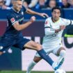 Torschütze Tiago Tomas (rechts) gewinnt mit dem VfL Wolfsburg beim FvL Bochum. Foto: David Inderlied/dpa