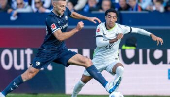 Torschütze Tiago Tomas (rechts) gewinnt mit dem VfL Wolfsburg beim FvL Bochum. Foto: David Inderlied/dpa