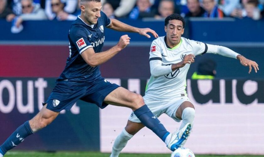 Torschütze Tiago Tomas (rechts) gewinnt mit dem VfL Wolfsburg beim FvL Bochum. Foto: David Inderlied/dpa