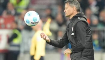 Trainer Alexander Blessin war nach dem 0:3 des FC St. Pauli gegen Mainz 05 enttäuscht. Foto: Marcus Brandt/dpa