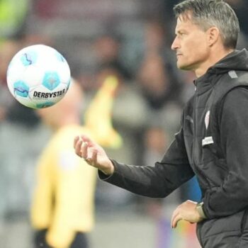 Trainer Alexander Blessin war nach dem 0:3 des FC St. Pauli gegen Mainz 05 enttäuscht. Foto: Marcus Brandt/dpa