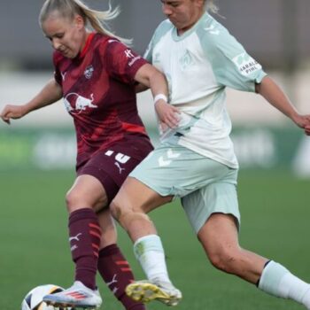 Vanessa Fudalla (l.) verschoss in Freiburg einen Foulstrafstoß. Foto: Hendrik Schmidt/dpa