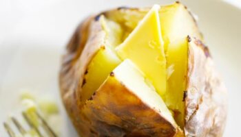 Gorgeously 'crisp' jacket potato has surprise 'secret' ingredient in filling