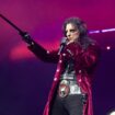 Guillotine, Frankenstein géant et boa constricteur : Alice Cooper fait le show au Zénith de Paris