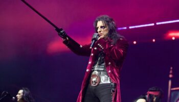 Guillotine, Frankenstein géant et boa constricteur : Alice Cooper fait le show au Zénith de Paris