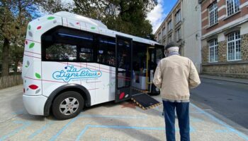 « Il faut marcher bien plus » : à Saint-Denis, la nouvelle navette électrique réservée aux seniors fait débat